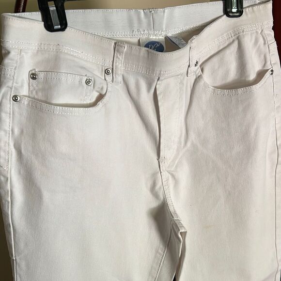DG2 White Pull On Stretch Capris - Picture 2 of 5